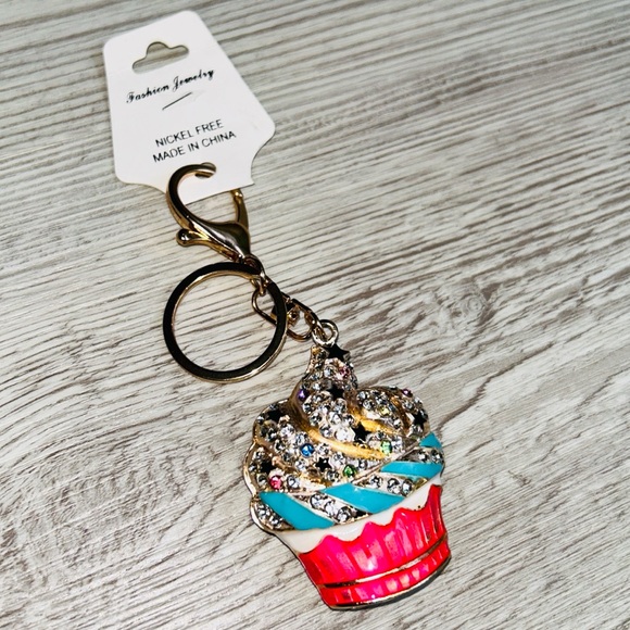 🧁 Cupcake Rainbow Rhinestone Charm Keychain - Picture 3 of 7